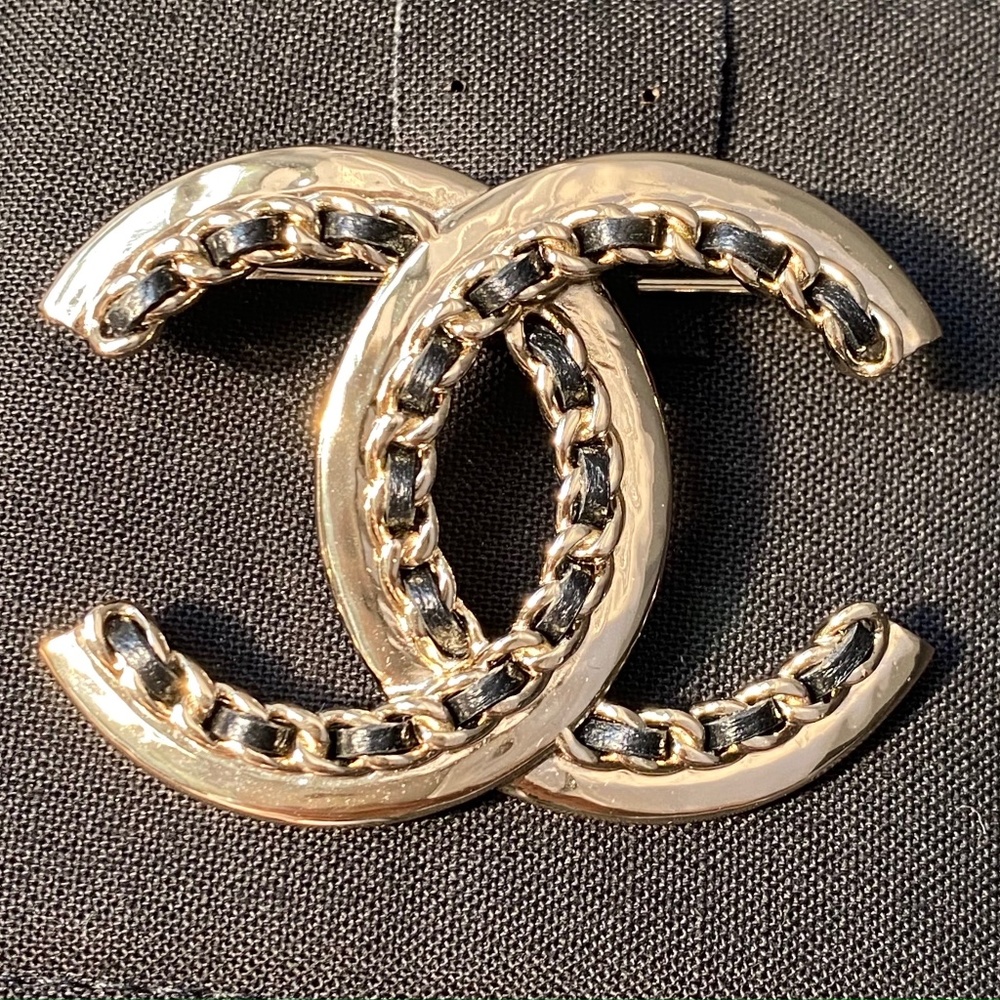 CHANEL 2022P GOLDEN TONE CC LOGO BLACK LEATHER CHAIN BROOCH PIN CHARM
